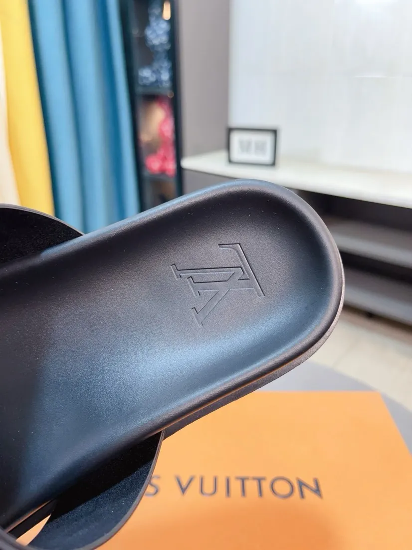 Ex-factory price 320🌹🌹 (lv-Louis Vuitton) new men's sandals, high-end boutique, exquisite embossed logo decoration on the upper, fine workmanship, super soft soles, casual, loose and comfortable, a must-have in summer! \nsize：38-44